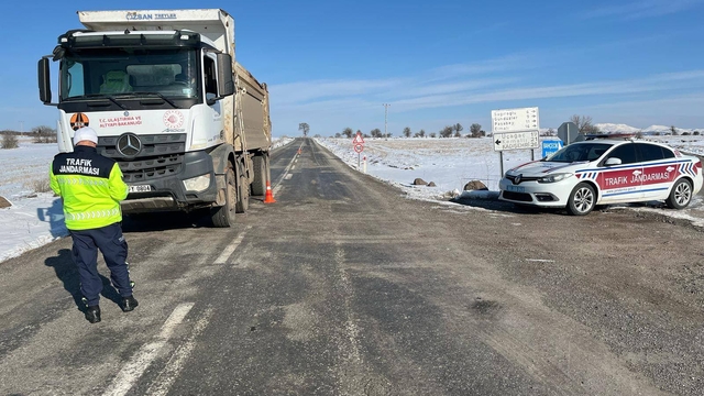 Yozgat'ta jandarma ekipleri yük taşıyan araçları denetledi