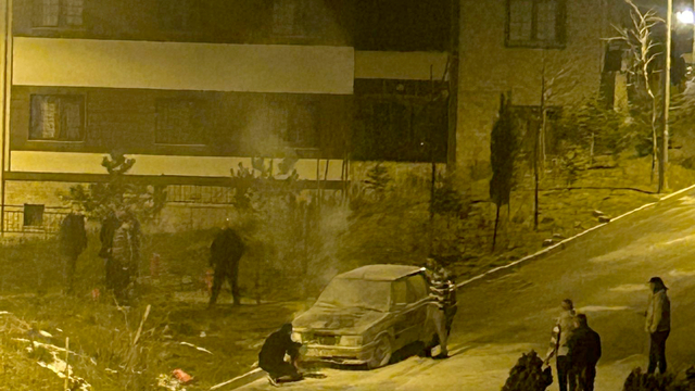 Karabük'te park halindeki otomobil yandı