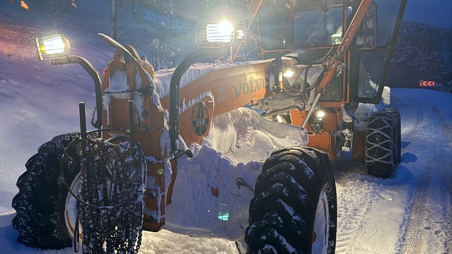 Kastamonu'nun Cide ilçesinde ekiplerin karla mücadelesi sürüyor