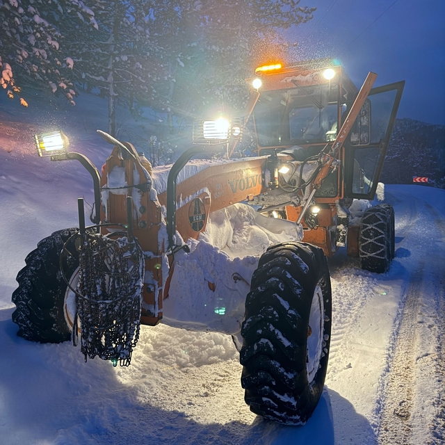 Kastamonu'nun Cide ilçesinde ekiplerin karla mücadelesi sürüyor