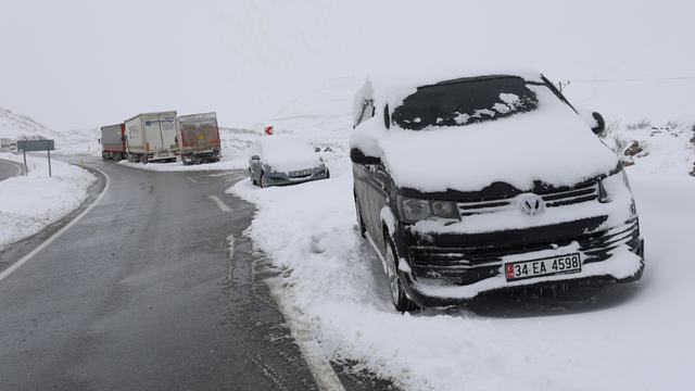 Ardahan, Iğdır ile Ağrı'da kar ve tipi nedeniyle 255 köy yolu ulaşıma kapandı