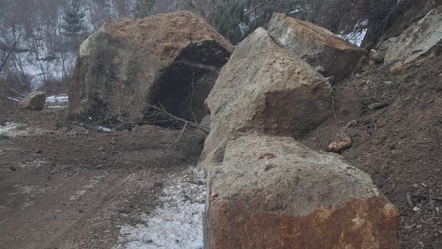 Karabük'te köy yolunda heyelan