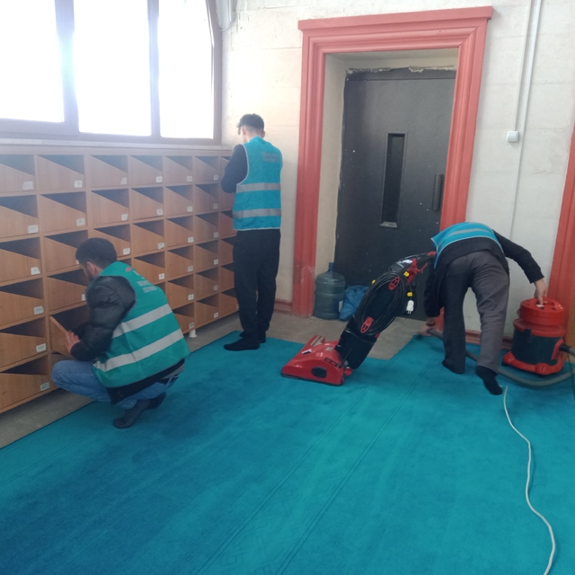 Hakkari'de denetimli serbestlik yükümlüleri camileri temizledi