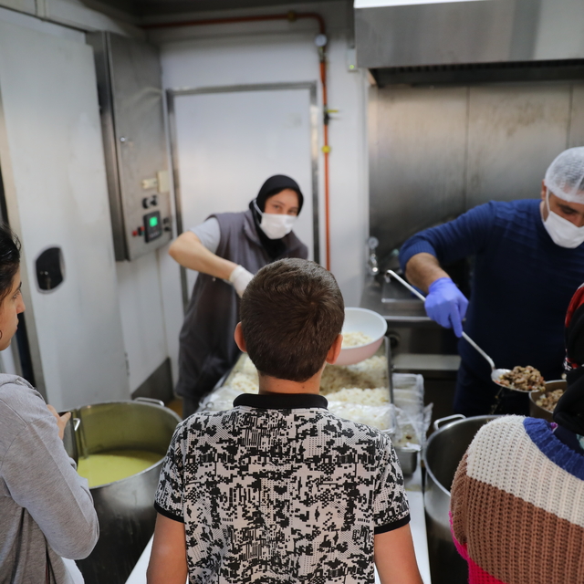 Antalya Büyükşehir Belediyesi'nin mobil aşevi ramazanda sıcak yemek dağıtac...