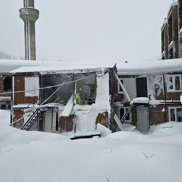 Rize'de çığ düşmesi sonucu bir restoran ve iki konteynerde hasar oluştu