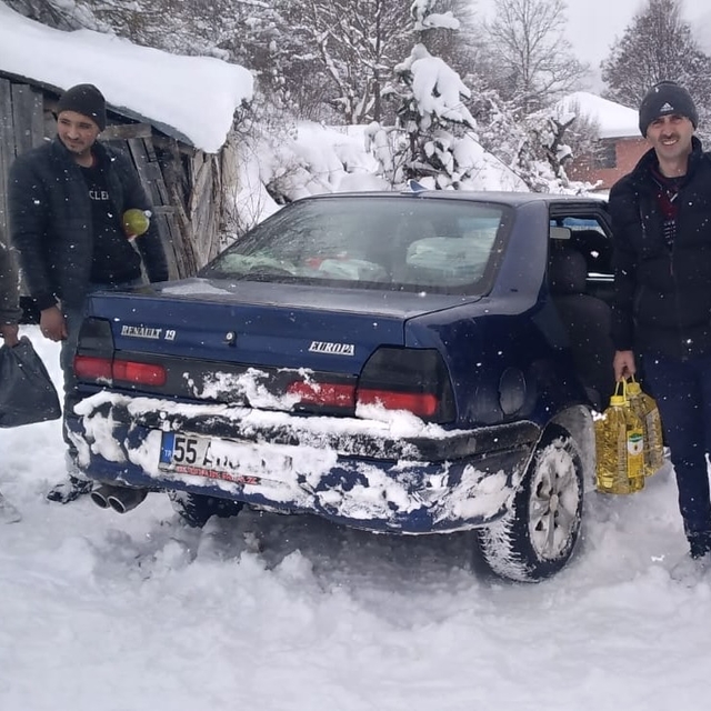 Durağan'da köy muhtarından köylülere gıda desteği