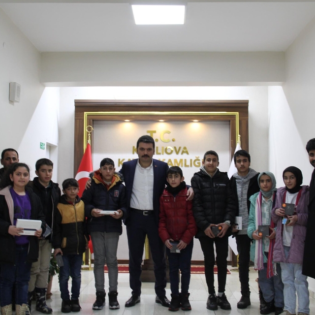 Karlıova Kaymakamı Gilan sınavda dereceye giren öğrencileri ödüllendirdi