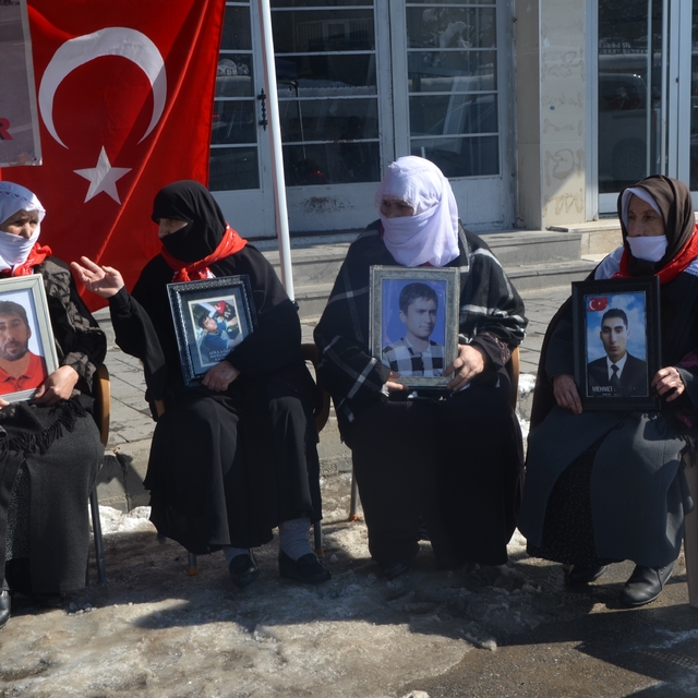 Muşlu aileler DEM Parti binası önündeki eylemlerini sürdürdü