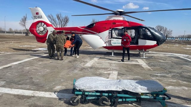 Yolu kapalı köydeki hasta, ambuluns helikopter ile alındı