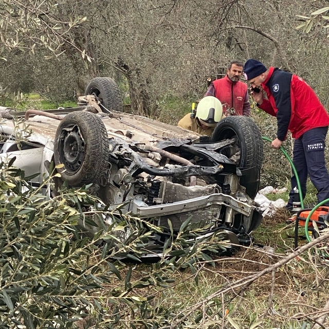 Balıkesir'de devrilen otomobildeki 2 kişi öldü
