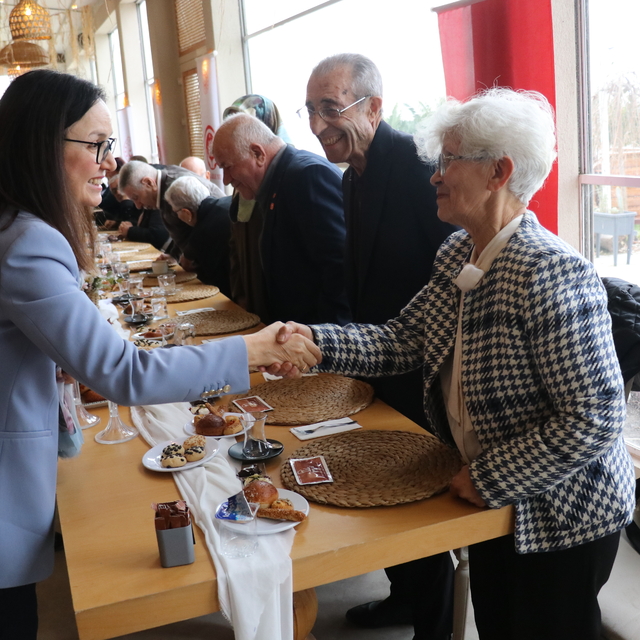 Yalova'da evlilikte 40 yılı deviren çiftlere yastık hediye edildi