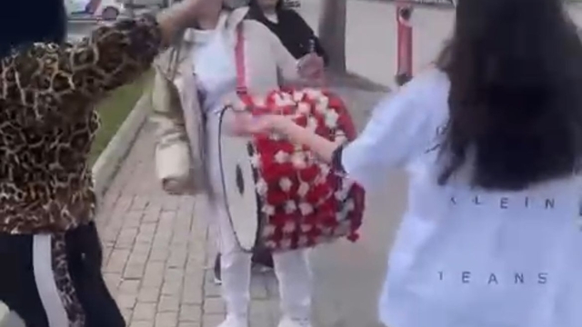 Ehliyet sınavını kazanan sürücü adayı, davul eşliğinde oynadı; o anlar kamerada