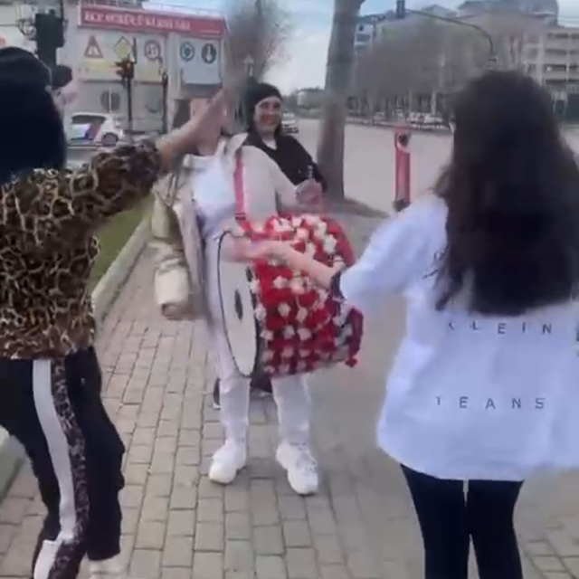 Ehliyet sınavını kazanan sürücü adayı, davul eşliğinde oynadı; o anlar kame...