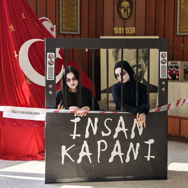 Teknoloji bağımlılığına 'canlı' sergiyle dikkat çektiler