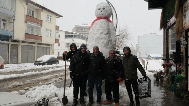 Samsun'da 4 metre boyunda kardan adam yaptılar