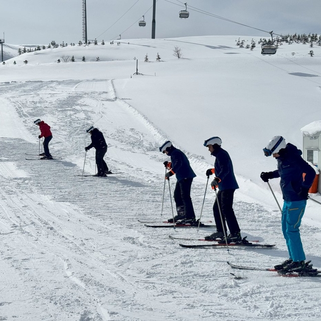 İş makinesi operatöründen kar temizlememesini isteyen gençlere kayak sürpri...