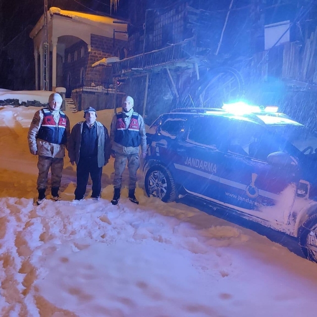 Erzurum'da karda aracıyla mahsur kalan kişiyi jandarma kurtardı