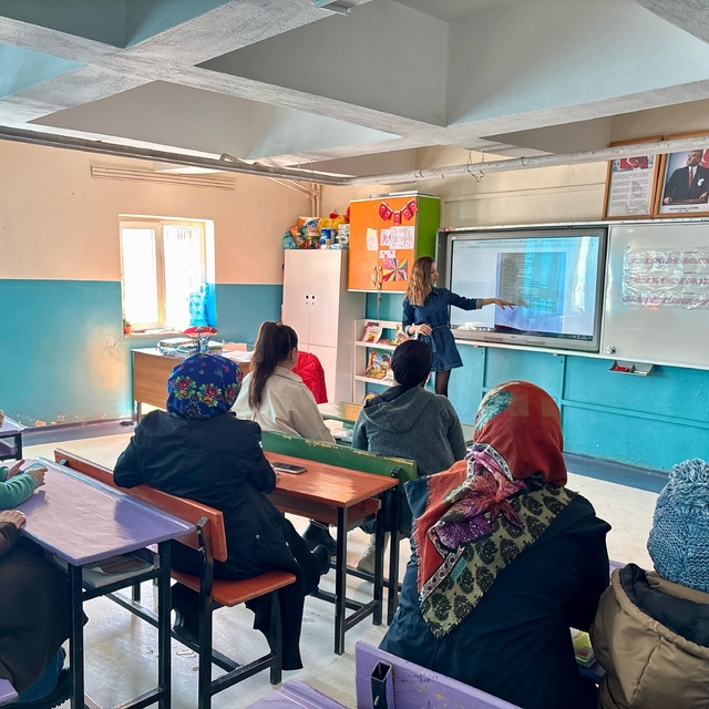 Hakkari'de velilere "Türkiye Yüzyılı Maarif Modeli" eğitimi veriliyor