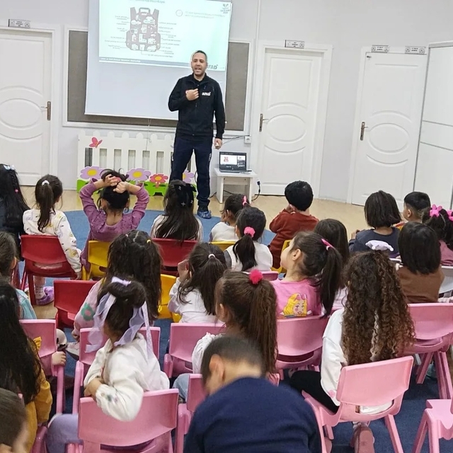 Amasya'da AFAD personeli, minik öğrencileri afetlere karşı bilgilendirdi