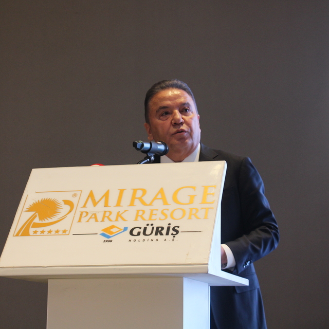 Antalya'da toplanan turizmciler ve yerel yöneticiler, olası afetlere ilişki...