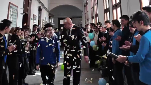 Matematik yarışmasında dereceye giren öğrenciye okulunda konfetili karşılama