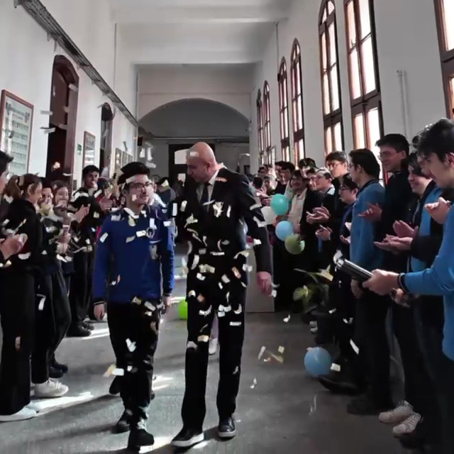 Matematik yarışmasında dereceye giren öğrenciye okulunda konfetili karşılam...