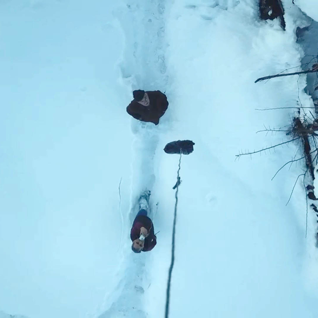 Kardan yolu kapanan köydeki hastaya ilaçları dronla ulaştırıldı