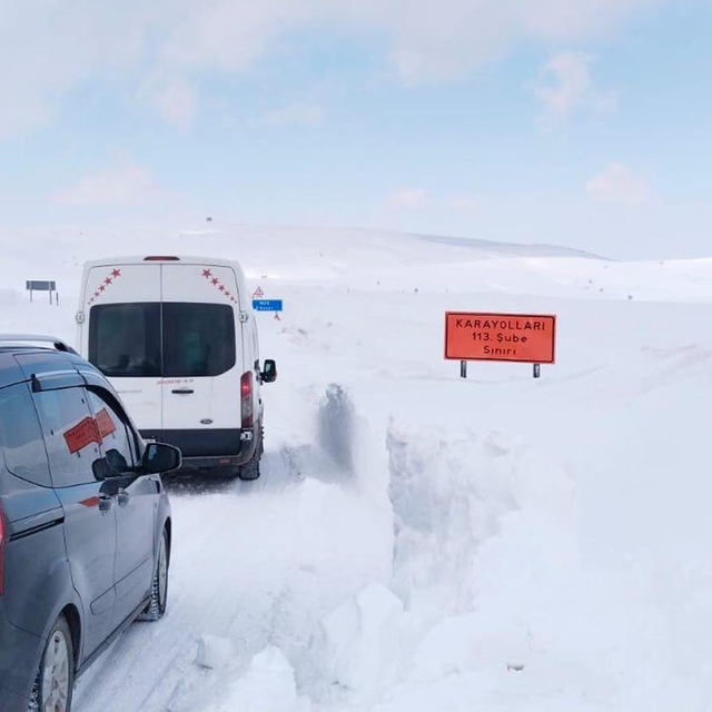 Hasköy-Mutki kara yolunda mahsur kalan 80 kişi kurtarıldı