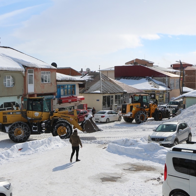 Karlıova'da biriken kar, kamyonlarla ilçe dışına taşınıyor