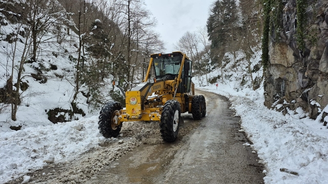 Trabzon'da karla mücadelede tuzlama çalışmaları sürüyor