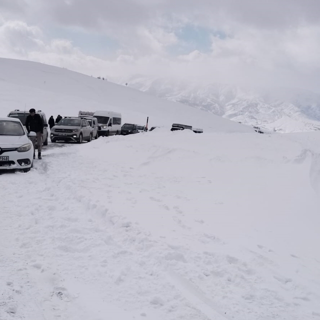 Muş'ta tipi nedeniyle araçlarında mahsur kalan vatandaşlar kurtarıldı