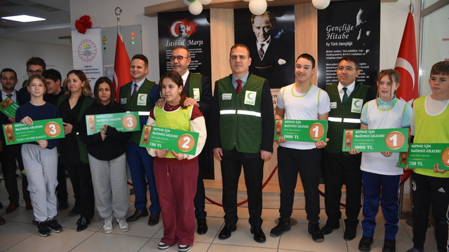 Marmaris'te düzenlenen masa tenisi turnuvasında 4 bin 500 öğrenci mücadele etti