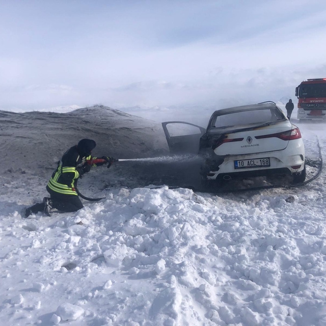 Erzurum'da seyir halindeki otomobil yandı