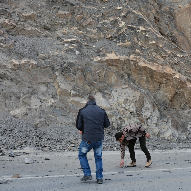Hakkari'de dağdan kopan kaya otomobile isabet etti