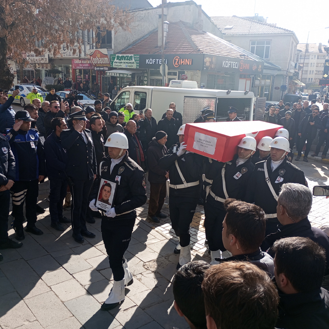 Konya'da trafik kazasında şehit olan polis memuru Şirin'in cenazesi Isparta...