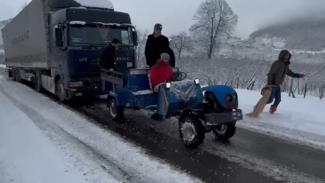 Karda kalan 25 tonluk TIR'ı, 750 kiloluk 'patpat' çekti; o anlar kamerada