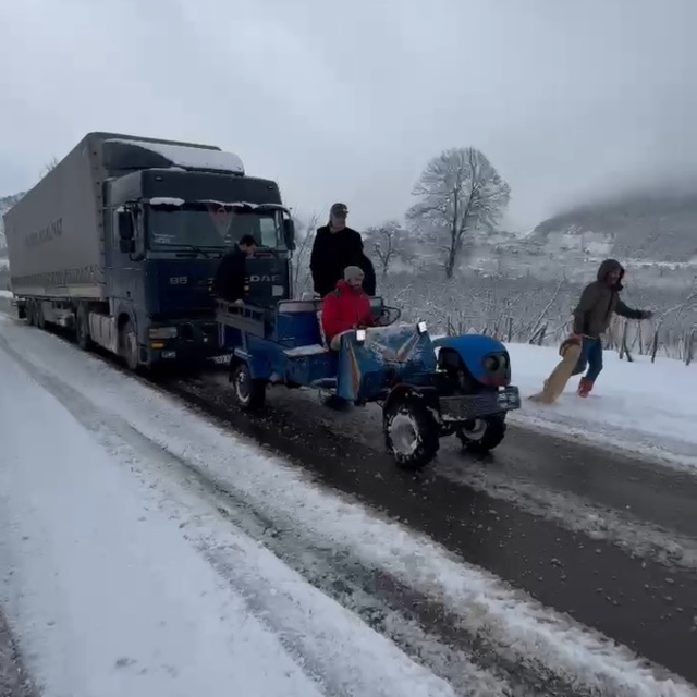 Karda kalan 25 tonluk TIR'ı, 750 kiloluk 'patpat' çekti; o anlar kamerada