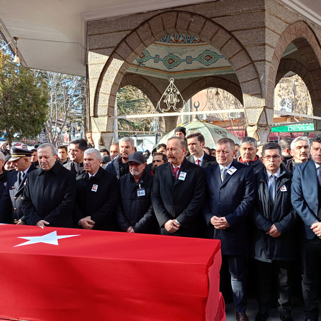 Şapkasını taktığı şehit babasını selam vererek uğurladı (4)