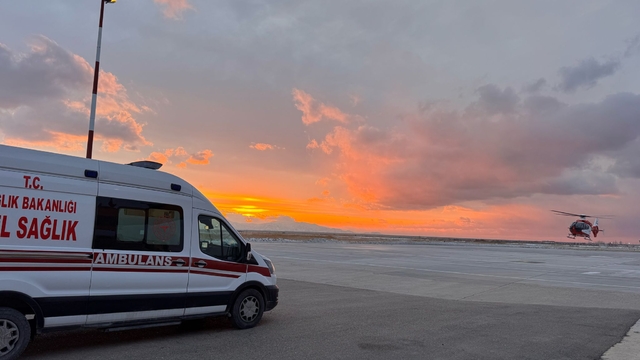 Hakkari'de hasta çocuk, ambulans helikopterle Van'a getirildi