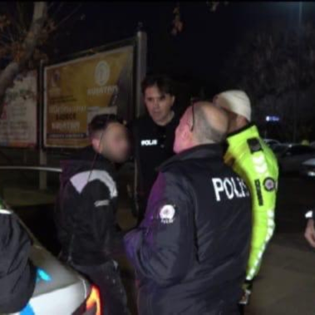 Önce yayaya, ardından direğe çarpan otomobilin sürücüsü: Alkollüyüm, ehliye...