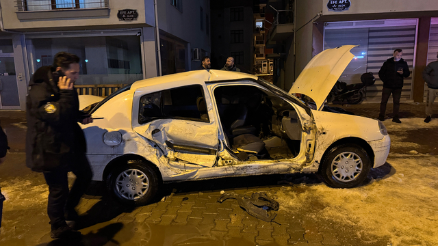 Bartın'da ambulans ile otomobilin çarpıştığı kazada 7 kişi yaralandı
