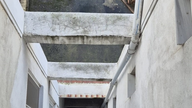 Balıkesir'de, tamirat yapan ustanın yanına giderken çatıdan düşen kişi öldü