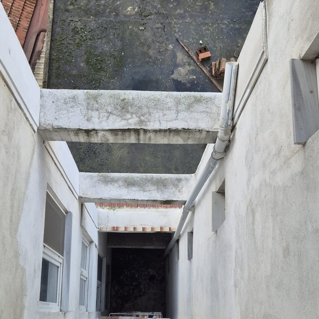 Balıkesir'de, tamirat yapan ustanın yanına giderken çatıdan düşen kişi öldü