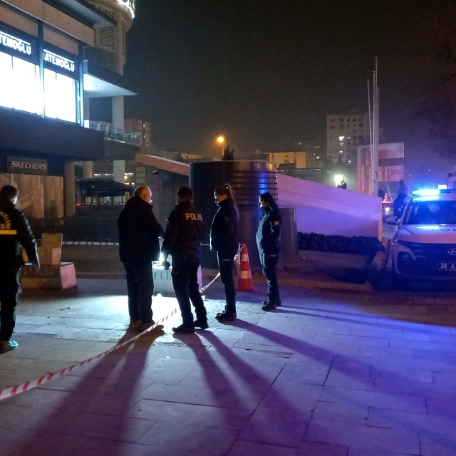 Yolda karşılaştığı eski sevgilisini, annesini ve kız kardeşini bıçakladı