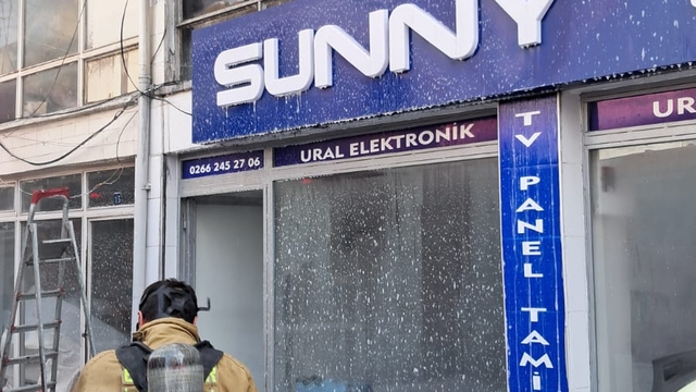 Balıkesir'de televizyon tamir atölyesinde çıkan yangın söndürüldü