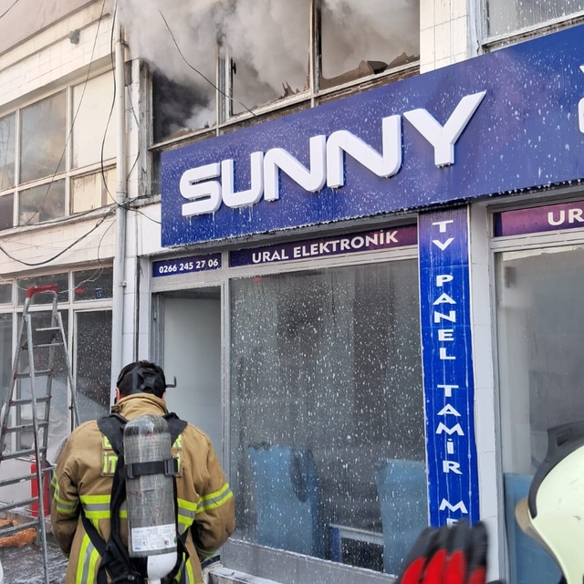 Balıkesir'de televizyon tamir atölyesinde çıkan yangın söndürüldü