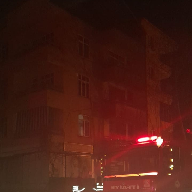 Yangında evde mahsur kaldı, polis kapıyı kırıp kurtardı