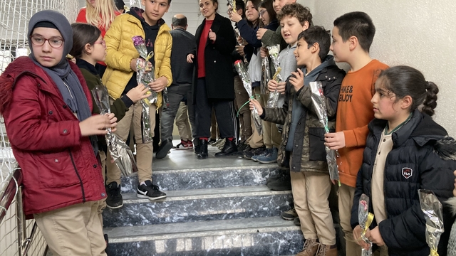 Çanakkale'de emekliye ayrılan öğretmen okuldan karanfillerle uğurlandı