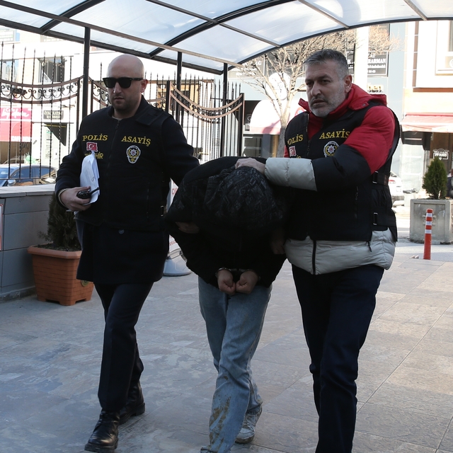 Eskişehir'de kendisini kamu görevlisi olarak tanıttığı 2 kişiyi dolandıran...