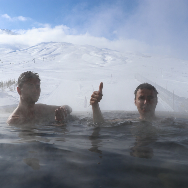 Erciyes Kayak Merkezi'nde eksi 10 derecede sıcak havuza giriyorlar